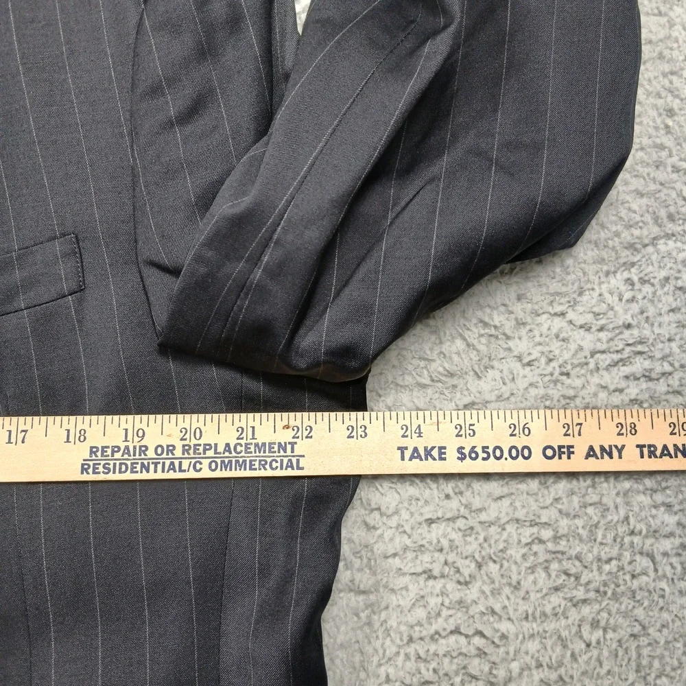 Jos A Bank Traveler's Collection Men's 43R Pinstripe Wool Suit‎ Gray 2-Button